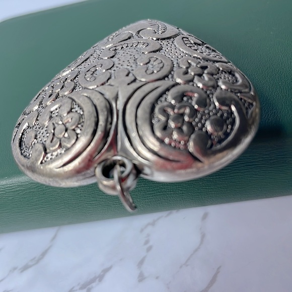 Large, lightweight heart shaped decorative embossed metal pendant for necklace - Picture 9 of 10